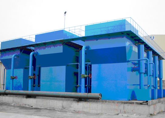 一體化自動(dòng)反沖洗凈水器是匯眾公司自主研發(fā)的新一代給水凈化設(shè)備，具有施工周期快、綜合投資少、占地面積小、運(yùn)行費(fèi)用低、出水水質(zhì)優(yōu)、操作維護(hù)簡(jiǎn)單等優(yōu)點(diǎn)，是城鎮(zhèn)給水、工礦企業(yè)給水凈化的理想設(shè)備。該設(shè)備做1999年獲得《國(guó)家建設(shè)部建設(shè)推薦產(chǎn)品》榮譽(yù)。