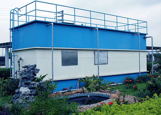 匯眾公司研發(fā)的一體化中水回用設(shè)備，廣泛應(yīng)用于市政和工業(yè)污水處理領(lǐng)域，包括水資源回用，社區(qū)發(fā)展，公園景點(diǎn)水資源回用等。設(shè)備是采用目前較為成熟的生化處理技術(shù)和膜處理技術(shù)，使污水中污染物COD、氨氮及懸浮物等得到有效去除，實(shí)現(xiàn)達(dá)標(biāo)排放或回用。